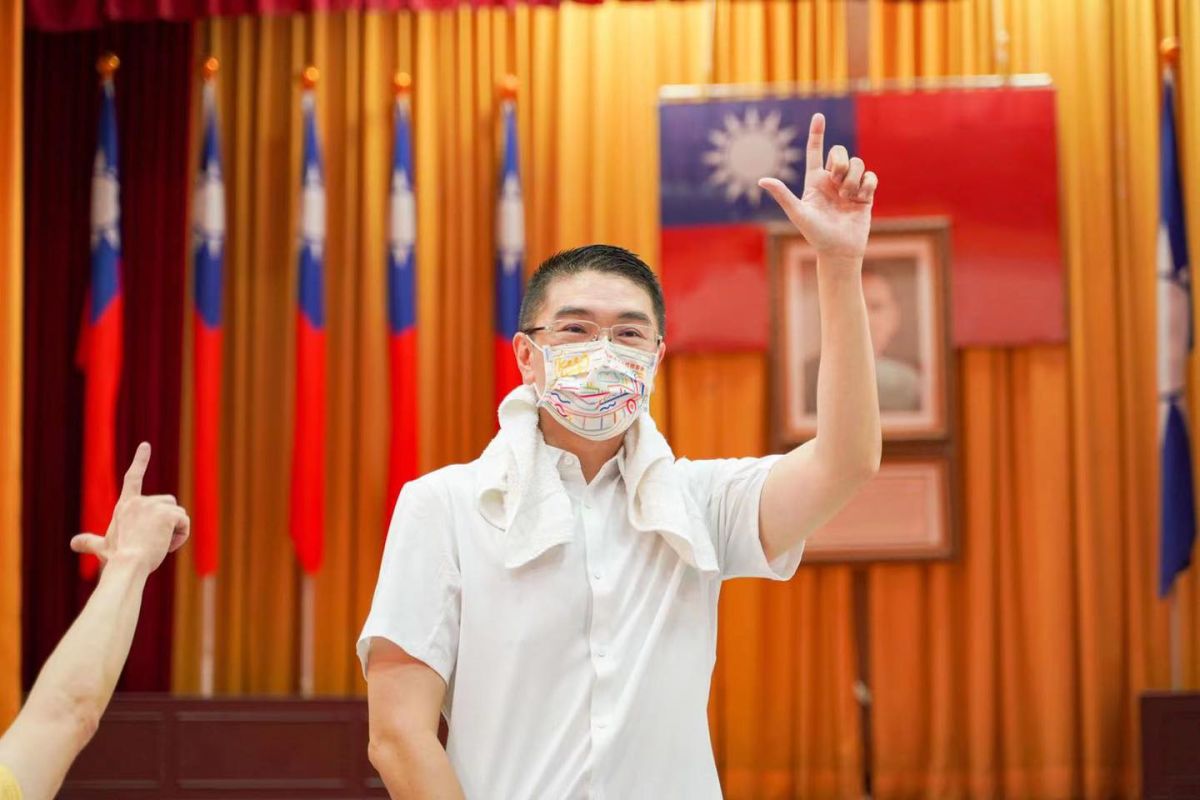 ▲謝國樑今在臉書發文上傳一張照片，指民進黨準備發送影射他賄選的「汙衊文宣」，他痛批當初預告成真，選舉奧步層出不窮。（圖／翻攝謝國樑臉書）