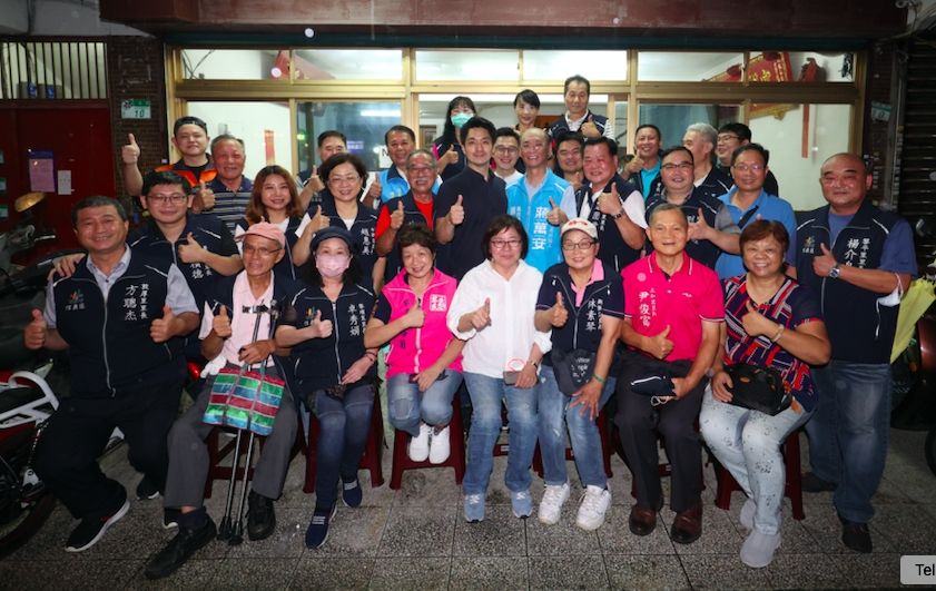 ▲蔣萬安今日貼出與信義區里長合照，但藍營里長表面雖無法力挺黃珊珊，私下卻是對黃珊珊對於里的建設十分感謝。（圖／蔣萬安辦公室提供）