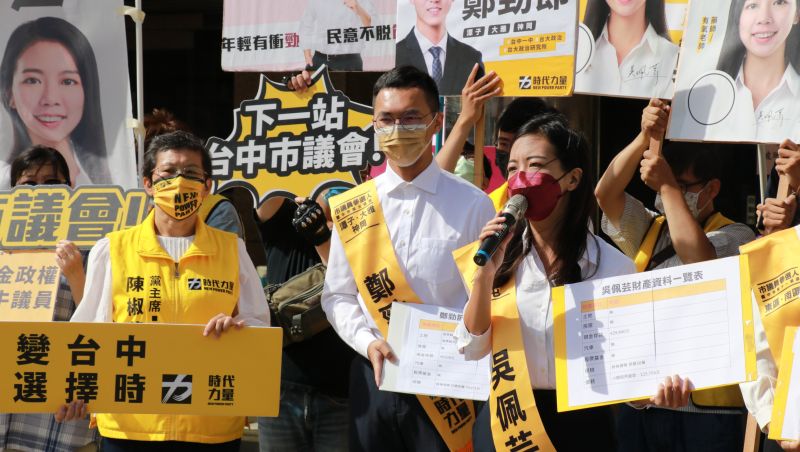 ▲南屯區市議員參選人吳佩芸(右)4年前以9票之差落選,左為時代力量黨主席陳椒華。(圖/時力台中黨部提供,2022.09.02)