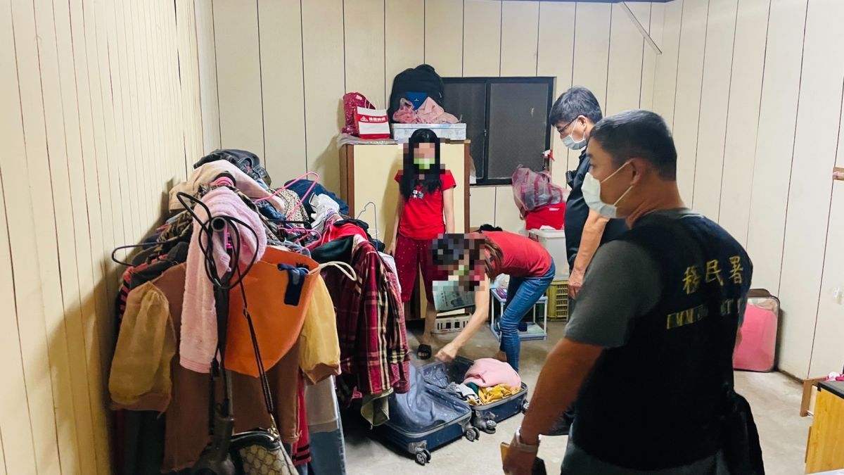 ▲移民署嘉義市專勤隊移民官不畏風雨主動出擊，查獲5名措手不及的失聯移工。（圖／移民署）