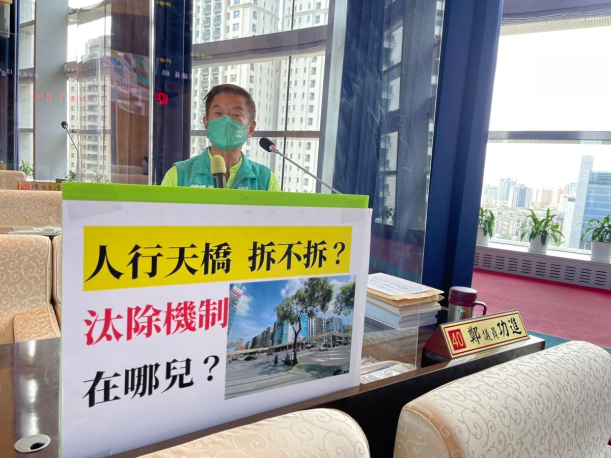 ▲議員鄭功進表示，中市第二大城，應該逐步淘汰「不合時宜」人行天橋，以便提升公共環境。(圖／柳榮俊攝2022.9.2)