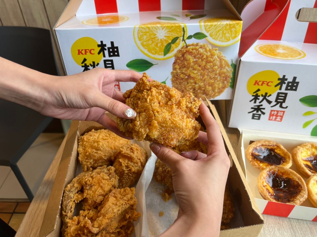 ▲肯德基新口味「柚香柚甜咔啦脆雞」9/8即將上市，同步祭出中秋賞月派對餐，最划算「10炸雞＋6蛋撻」只要599元優惠價；另有超萌柚見秋香的「有雞」賞月餐限量包裝禮盒。21風味館則祭出「青花椒麻烤半雞第2件半價」，一次嗑全雞可省125元。（圖／記者鍾怡婷攝）