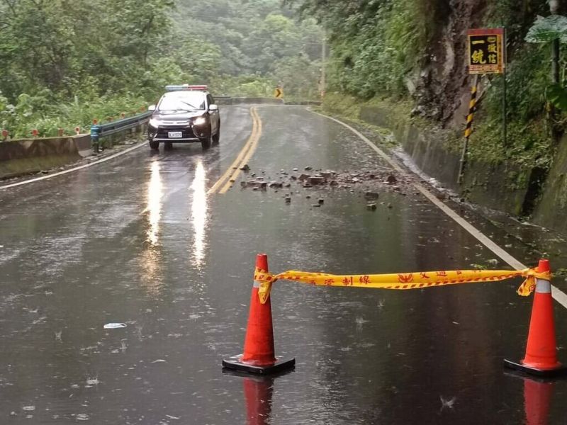 颱風軒嵐諾來襲！大雨狂炸　竹縣山區多處落石、拉警戒線
