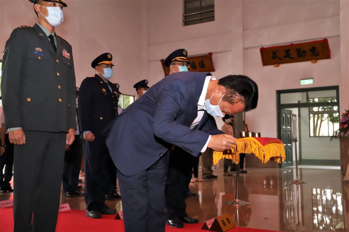 ▲嘉義縣長翁章梁向為國家犧牲奉獻的將士們致哀，並獻酒表達敬意（圖／嘉義縣政府提供）