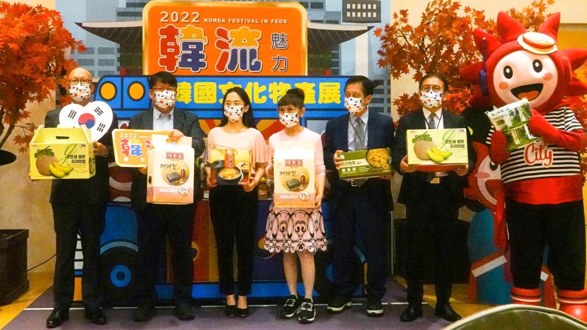 ▲板橋大遠百韓國展由(右三)遠東百貨徐雪芳總經理協同(左起)遠東百貨板橋區總店長施智耀協理、韓華國際李秉權社長、駐台北韓國代表部柳佑政課長、遠東百貨林彰豊營運長、遠東百貨超市餐飲部陳佑任協理揭開序幕。（圖／資料照片）