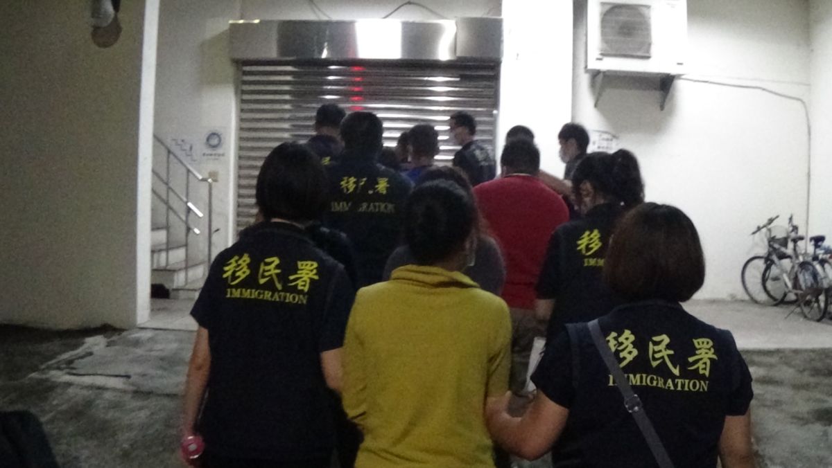 ▲ 移民署雲林縣專勤隊移民官於查察現場逐一查證失聯移工身分。（圖/移民署提供）