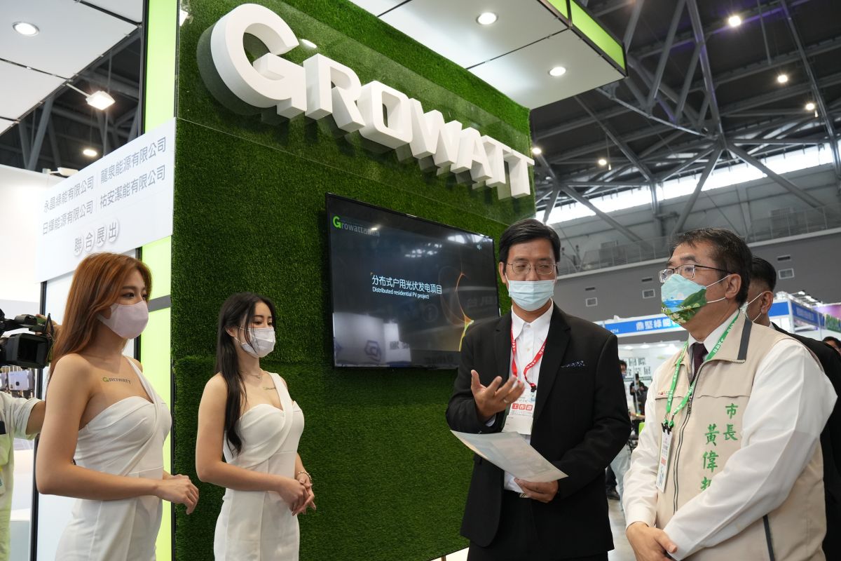 ▲台南市長黃偉哲參觀國際綠色產業展，仔細聽取業者說明太陽能EPC 儲能設備變流器（圖／記者林怡孜攝，2022,09,02）