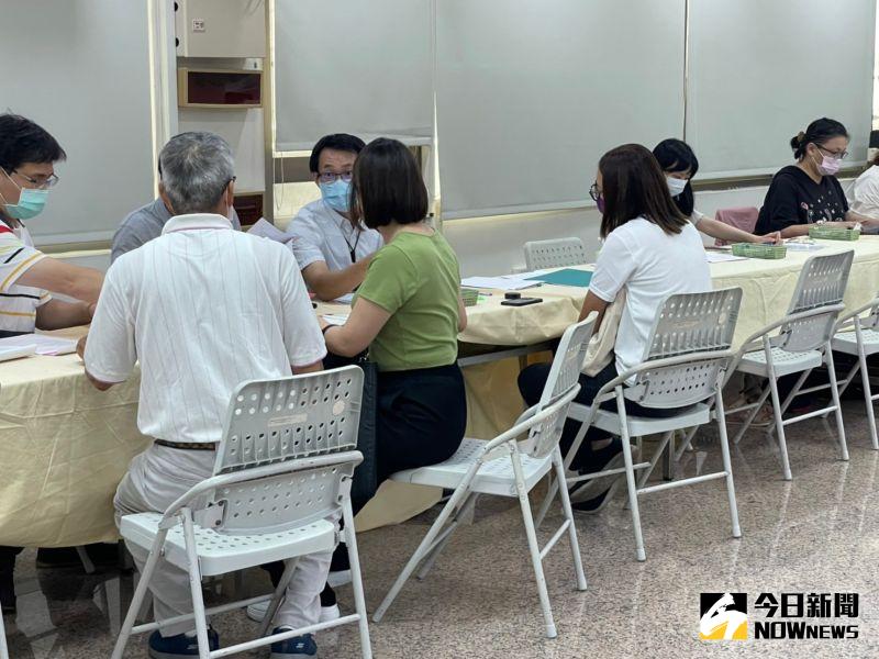 ▲五連霸的國民黨高雄市議員陳麗娜日前宣布不再連任，卻在登記的最後一天由助理（前排左一、二）代為登記參選。（圖／記者鄭婷襄攝，2022.09.02）