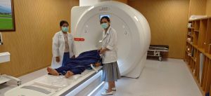 ▲放射科吳鵑伶醫師（左一）、陳慧君放射師（右一），為高齡73歲陳先生進行MRI療程。（圖／記者蔡佳宏攝,2022.09.02）