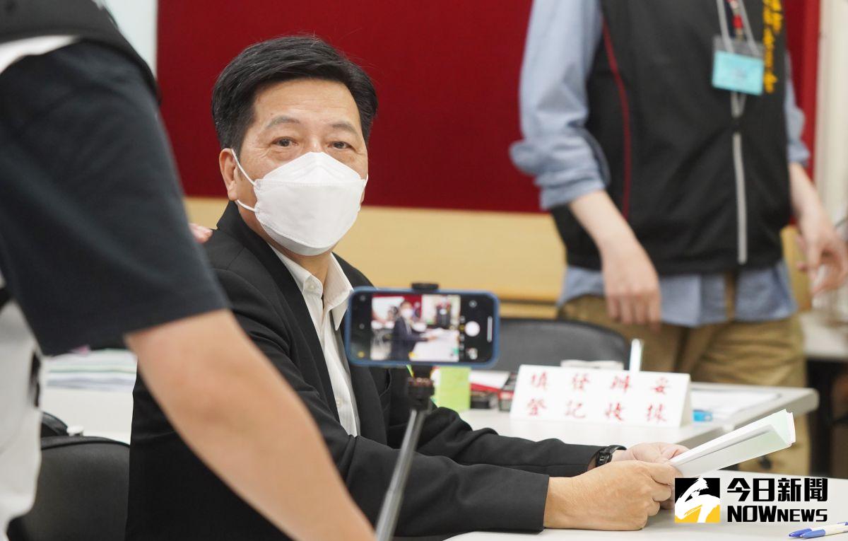 ▲鄭寶清指出，哪個時代和社會變革不是由背骨的人領導的？當初要不是背骨，哪會有民進黨？（圖／記者李春台攝）