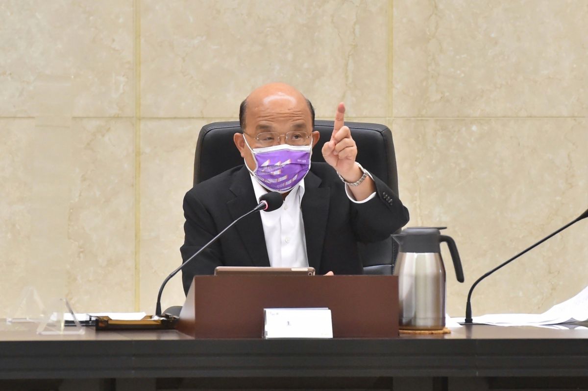 ▲蘇貞昌表示，現在疫情雖然有上升，但都在預測中，持續監測後如果趨緩，就能夠更早開放國境。（圖／行政院提供）