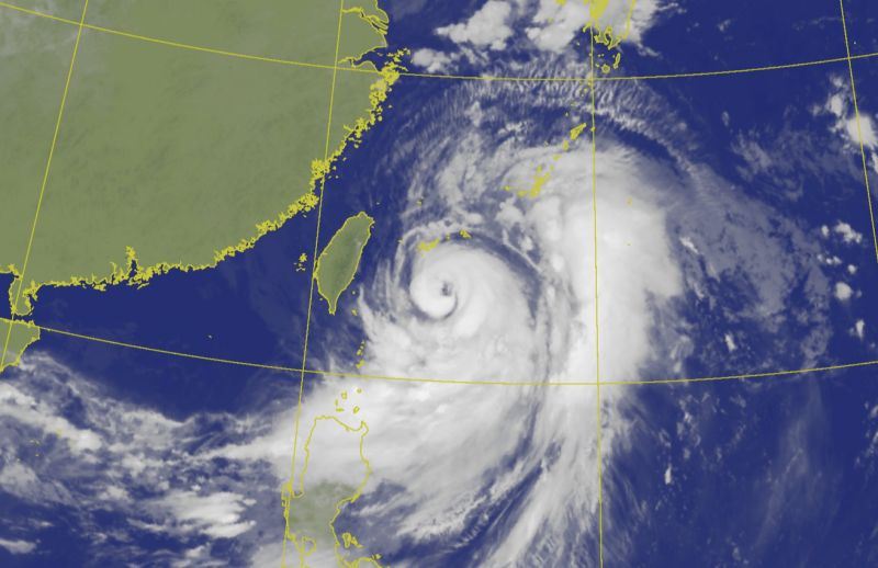 ▲軒嵐諾颱風北上過程相當靠近台灣陸地，各地風雨持續增強中，預估北部山區總雨量最高上看700毫米。（圖／翻攝中央氣象局官網）