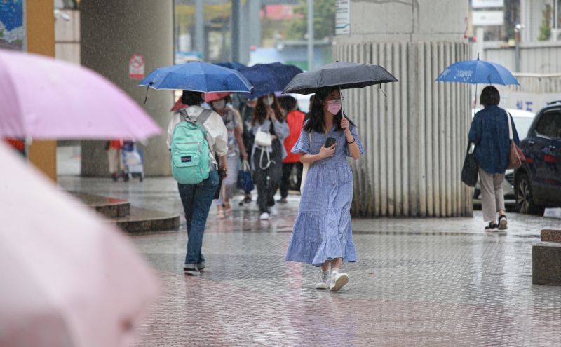 ▲明(23日)起至週五(25日)鋒面南下併南方水氣，降雨範圍大，並有較大雨勢。（圖／葉政勳攝）