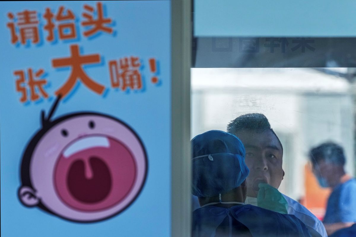 ▲中國官媒連日發表評論挺「動態清零」，外媒指出，即使在中共20大之後，防疫政策恐難鬆綁。圖為中國一處核酸檢測站。（圖／美聯社／達志影像）