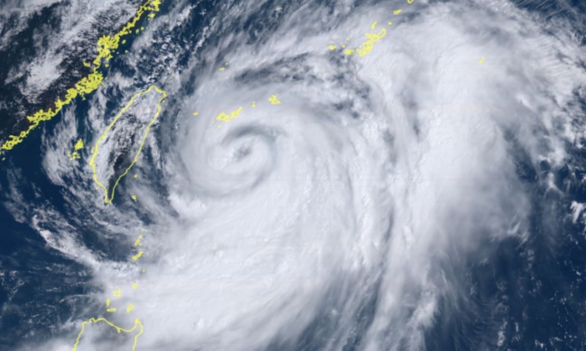 ▲過去3小時，軒嵐諾的強度稍微增強，暴風圈也略為擴大，在今晚可能會觸地，對北北基、東北角、宜蘭造成威脅，且預計週日（9/4）凌晨2時會轉為強颱。（圖／翻攝自向日葵8號衛星）