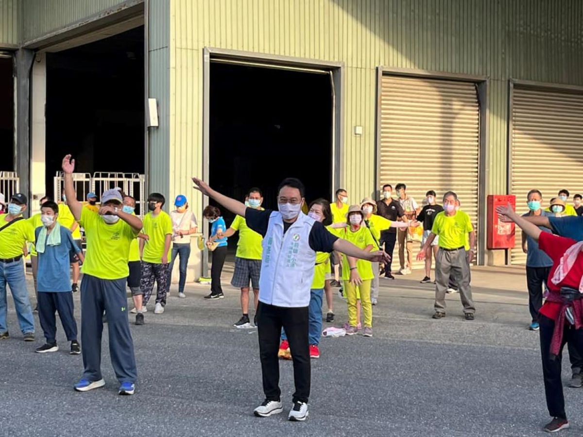 ▲國民黨連５任議員陳麗娜突參選市議員，民進黨籍市議員候選人黃彥毓籲陳麗娜給自家新人一個機會。（圖／截自黃彥毓臉書）