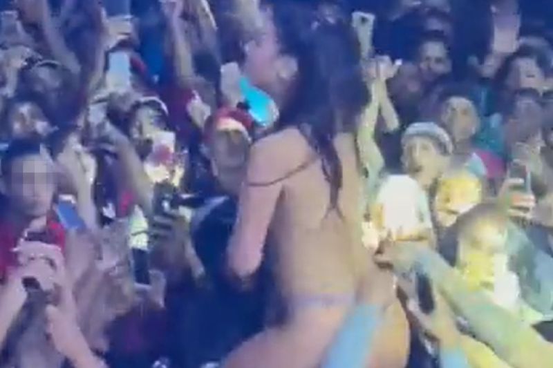 ▲巴西一名火辣女歌手僅身著胸貼、丁字褲就到觀眾席互動，卻遭粉絲伸狼手狂掐，甚至有人扯下一邊的丁字褲。（圖／Twitter：itosemp4i）