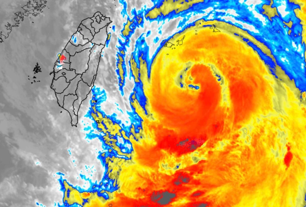 ▲中颱軒嵐諾目前雲系正逐步在盤整，未來暴風圈將會掠過台灣東北部，氣象達人彭啟明直言「很幸運不是直撲台灣」。（圖／彭啟明臉書）