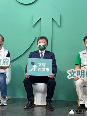 陳時中公布免治馬桶政見,要把台北打造成「文明的城市」。 ▲陳時中公布免治馬桶政見,要把台北打造成「文明的城市」。(圖/記者黃宣尹攝,2022.09.03)