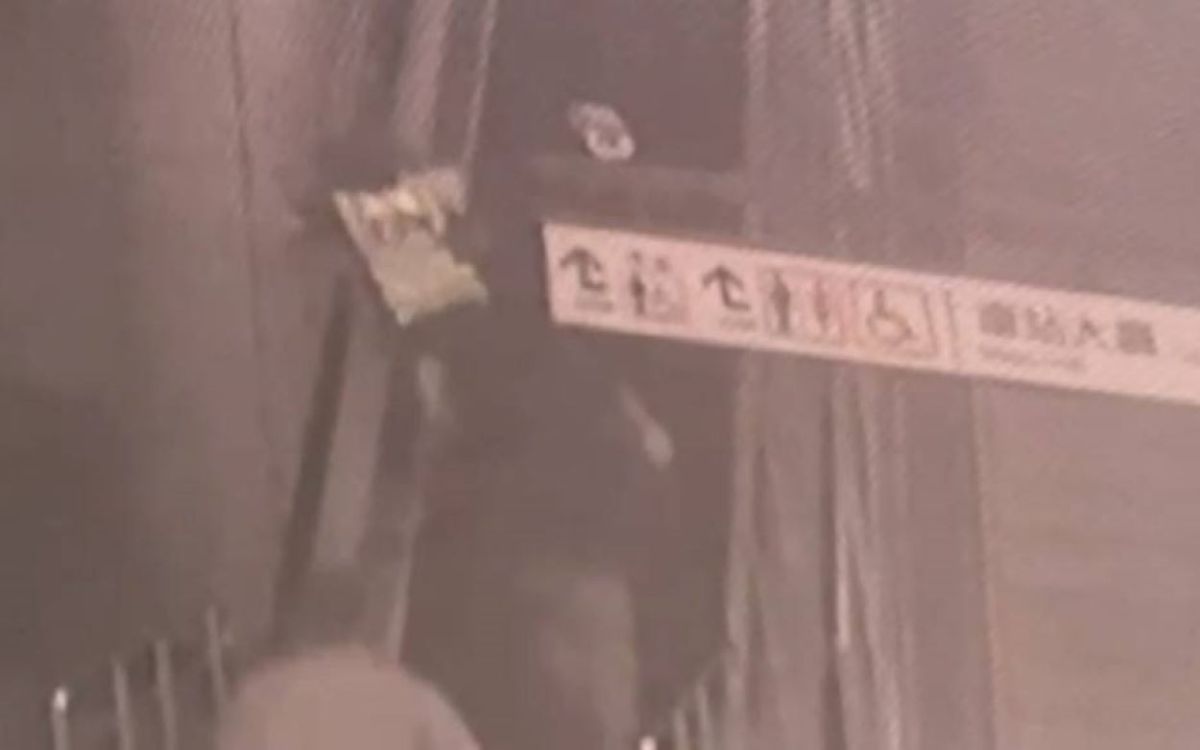 ▲8旬彭姓老翁昨天在高左營站搭手扶電梯時突轉念不想上２樓險跌落，左營所長李秀玲見狀以身護翁，老翁毫髮無傷，所長李秀玲摔倒階梯上，造成頭、手部多處擦傷。（圖／記者郭凱杰翻攝）