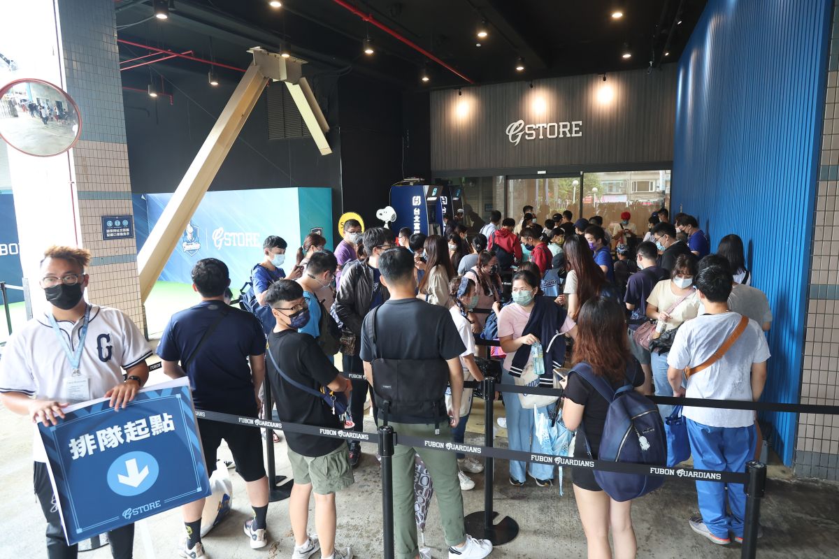 ▲羅力引退商品吸引大批球迷排隊(圖/富邦悍將球團提供)