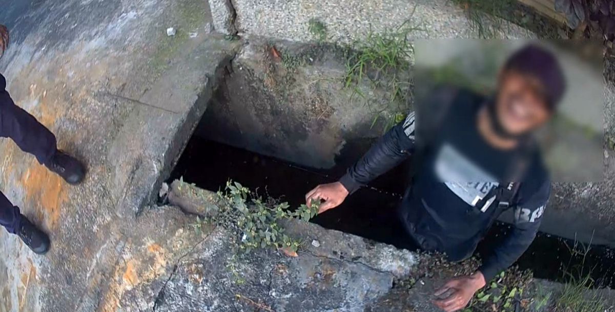 ▲移工為了躲避警察，竟鑽進排水溝，最後還是束手就擒（圖/記者鄧力軍翻攝）