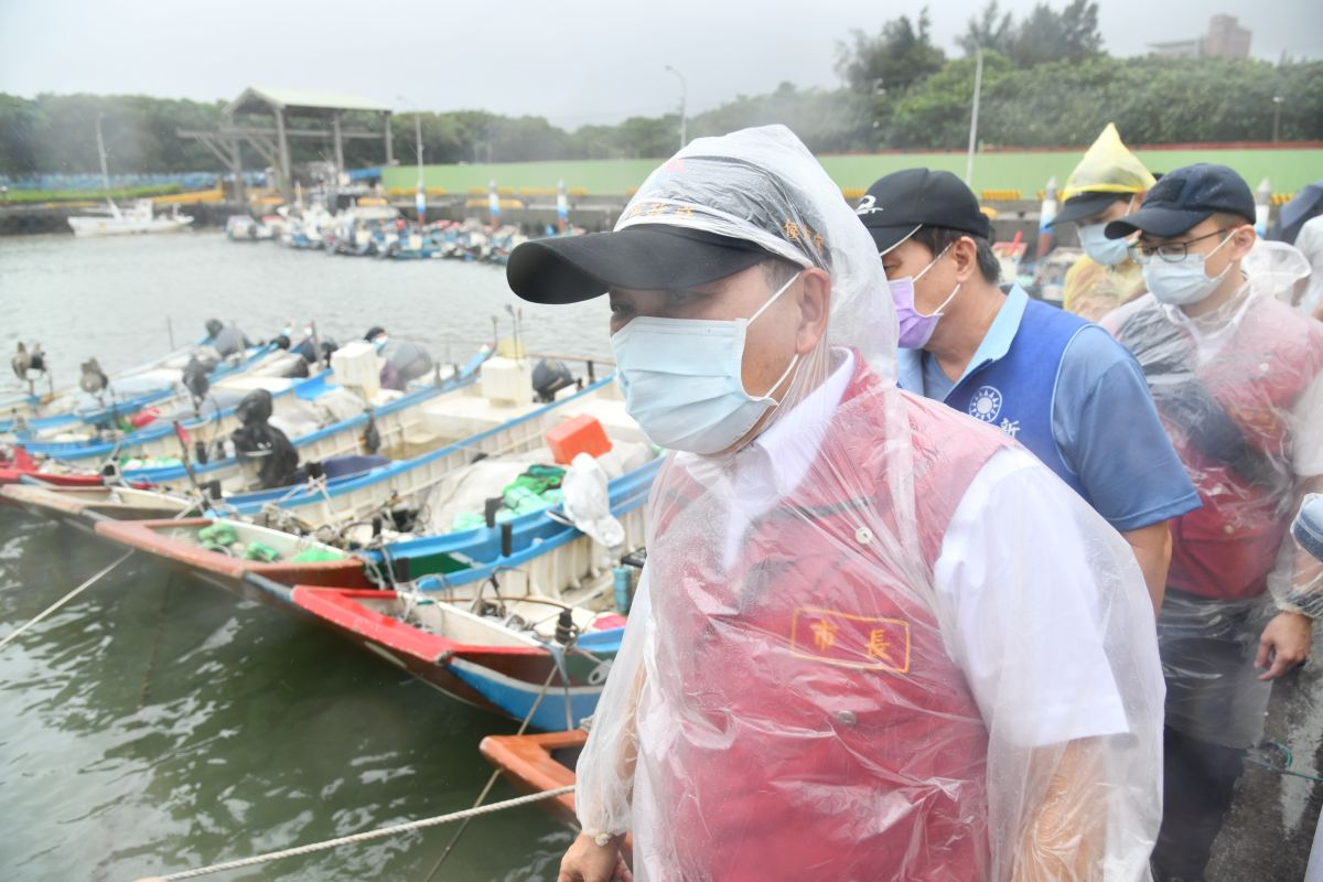 ▲軒嵐諾颱風襲台，北市長侯友宜前往八里區，視察下罟子漁港新建漁具倉庫暨環境改善工程。（圖／記者吳嘉億攝，2022.9.3）