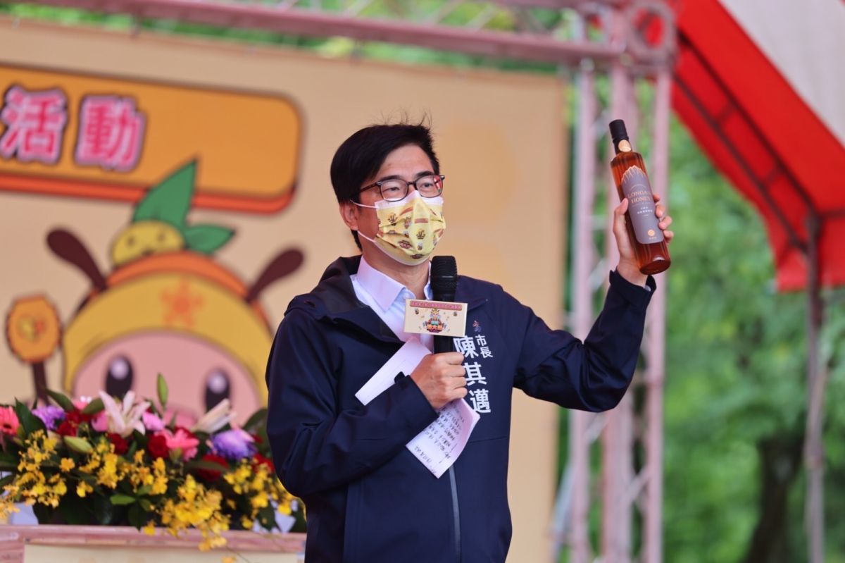 ▲111年大崗山龍眼蜂蜜文化節今天開場，高雄市長陳其邁化身銷售員，承諾會與農民一起打拚，將全國品質最佳的大崗山蜂蜜，銷售全台灣。(圖／高市府提供)
