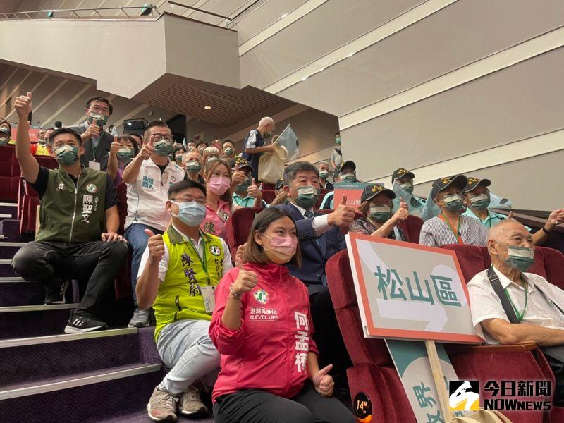 ▲陳時中出席宗教後援會成立大會,與現場支持者合照。(圖/記者黃宣尹攝,2022.09.03)