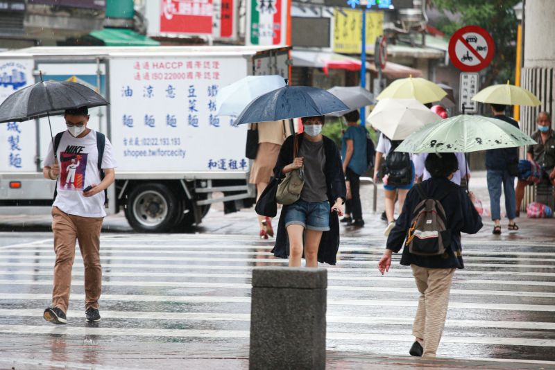 ▲明（7）日北台灣的降雨會較緩和，但其餘各地仍會有短暫性的陣雨和雷雨，尤其南部、中部山區、花東山區等要留意局部性的大雨。（圖／記者葉政勳攝，2022.9.3）