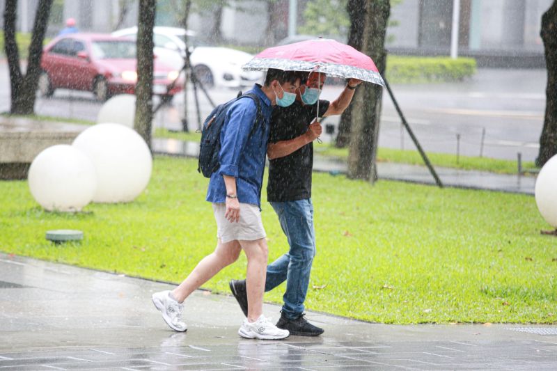 ▲小犬颱風明日開始雨勢會劇烈影響，不過風浪已經在今日明顯增強。（圖／記者葉政勳攝）
