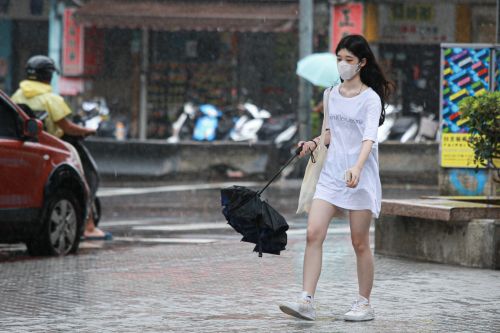天氣預報／鋒面雨彈狂掃！明冷空氣還來亂　北台灣「濕涼剩17度」
