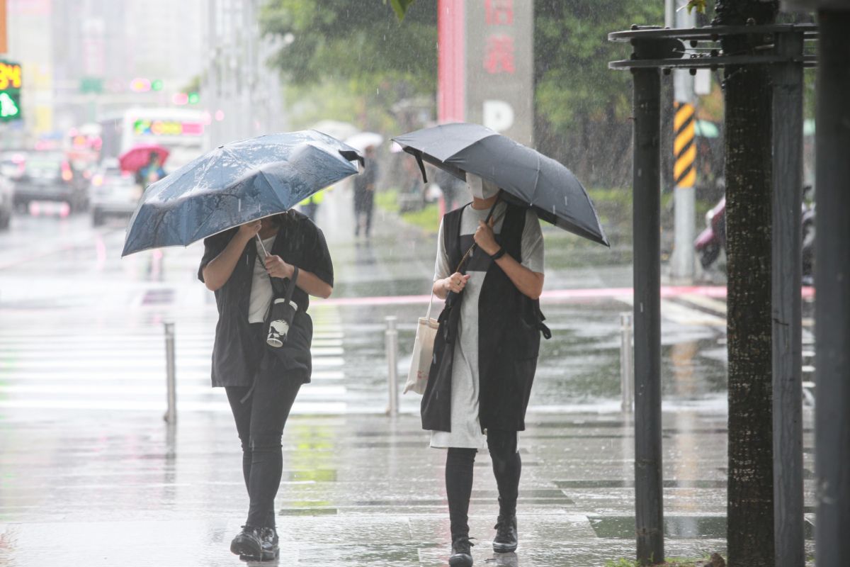 台南、高雄等9縣市「大雨特報」！嚴防雷擊、強風 雨勢下到晚上