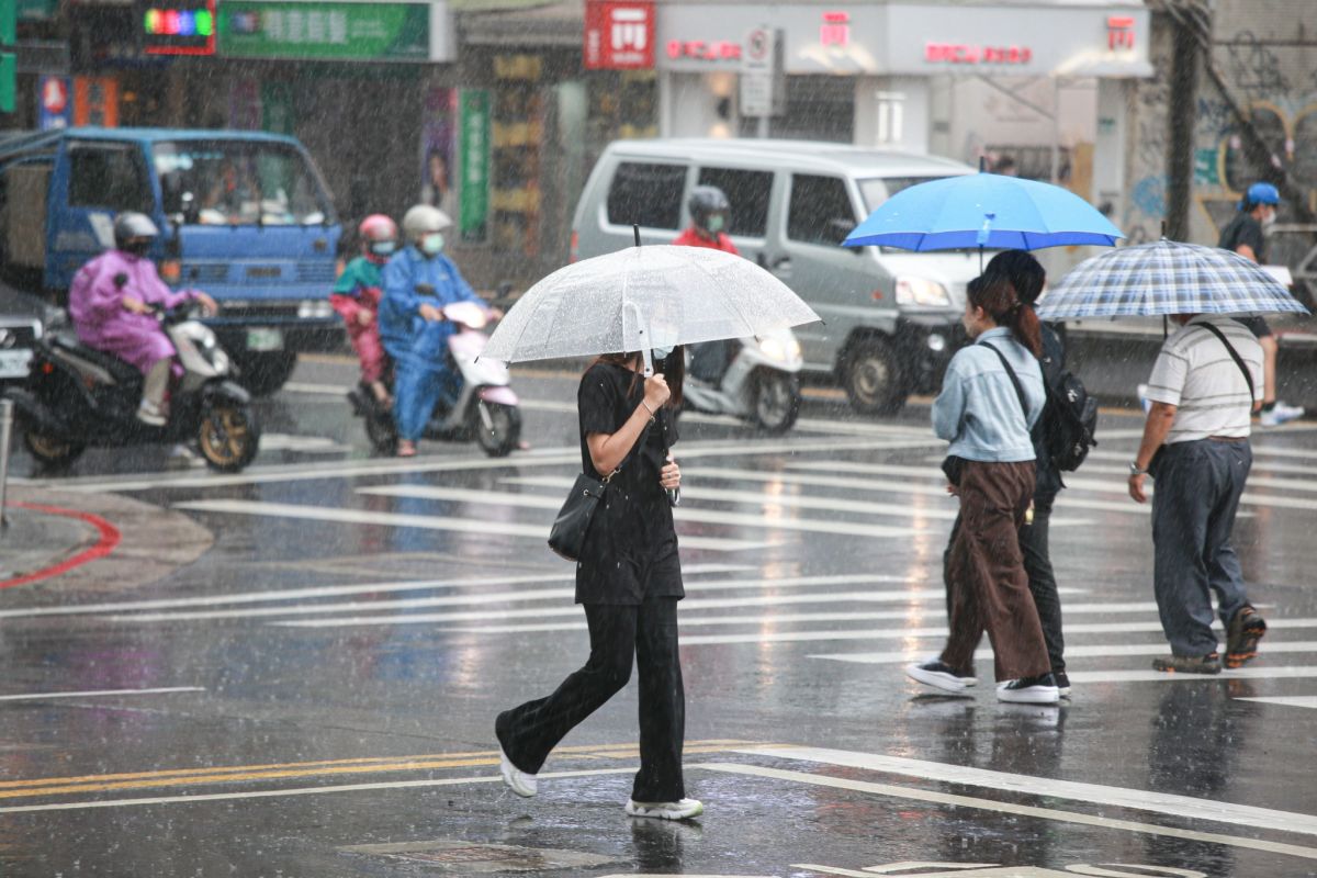 台灣逃過一劫！梅雨鋒面隊友不給力 豪雨「偏離預報」全灌在這裡