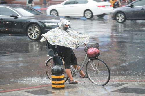 ▲台灣天氣一直到週六（8月19日）都受到低壓帶影響，明後兩天將是雨勢最劇烈的時段，提醒西半部民眾外出務必攜帶雨具。（圖／記者葉政勳攝）