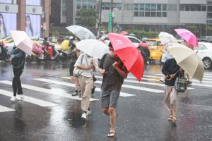杜蘇芮颱風「速度變慢」！最新8重點一次看　全台10縣市雨彈續炸

