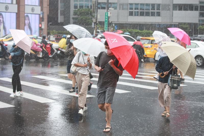 ▲台灣各地近期午後的熱對流發展旺盛，甚至出現「午夜雷雨」的情況。（圖／記者葉政勳攝）