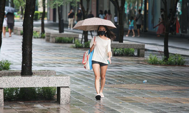 ▲受到華南雲雨區東移影響，今晚一直到明日清晨，台灣中部以北及東北部地區都有短暫雨，並有局部較大雨勢發生的機率。（圖／記者葉政勳攝）