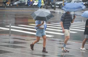 ▲過去經常發生縣市政府宣布放颱風假的時機點太奇怪，害家長得冒風雨接小孩回家引發爭議。（圖／記者葉政勳攝，2022.09.03）
