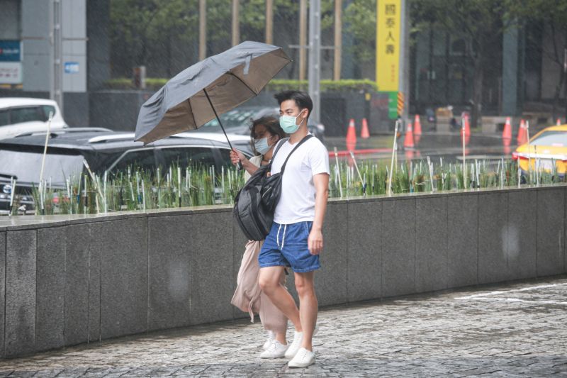 ▲台灣已經進入夏季的天氣型態，除了氣溫炎熱、午後大雷雨的情況明顯外，「颱風」也常是影響夏天天氣的重要系統。（圖／記者葉政勳攝）