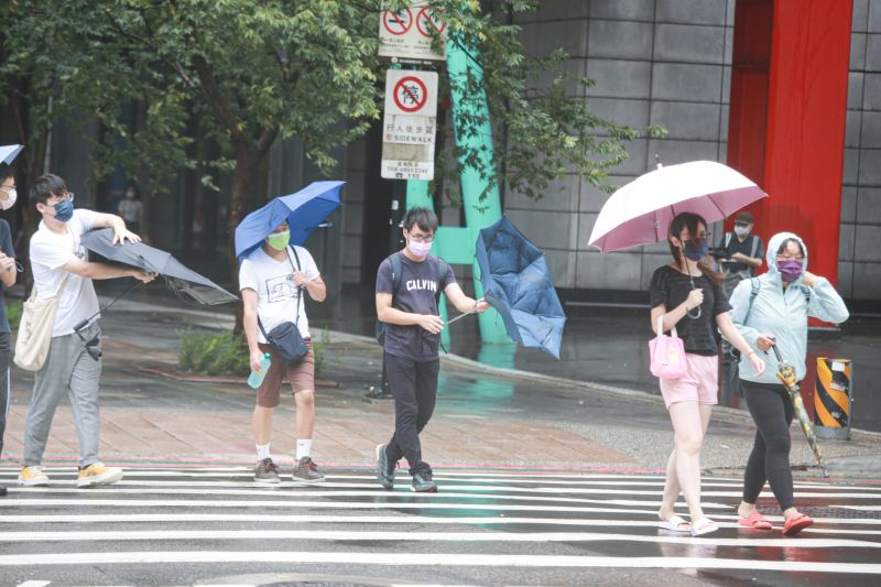 11縣市豪雨特報！奈格颱風水氣狂掃　超大豪雨至少到明天
