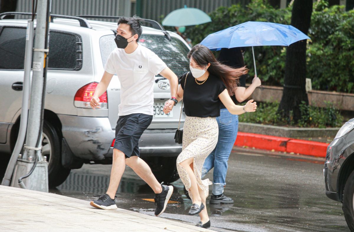 快訊／雨勢升級！下班注意15縣市「豪雨特報」 恐一路下到晚上
