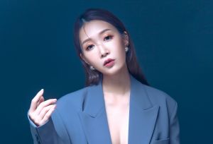 女星「西裝外套下全真空」！曬D級美體　竟沒做防護措施
