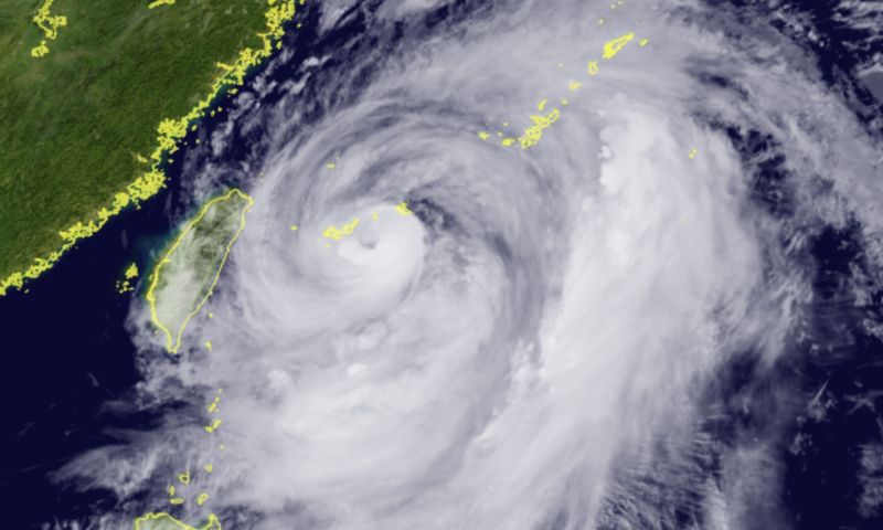▲中颱軒嵐諾持續影響台灣，中央氣象局稍早也預估，軒嵐諾的暴風圈在今日晚上8點前就會觸碰東北部陸地，影響宜蘭、新北及基隆等地區。（圖／翻攝自向日葵8號衛星）