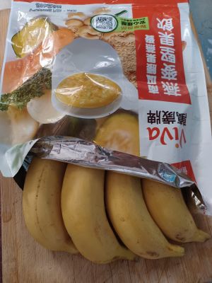 ▲原PO依上述方法，將長出黑斑的香蕉放入冰箱冷藏。（圖／臉書社團《家常菜》） 