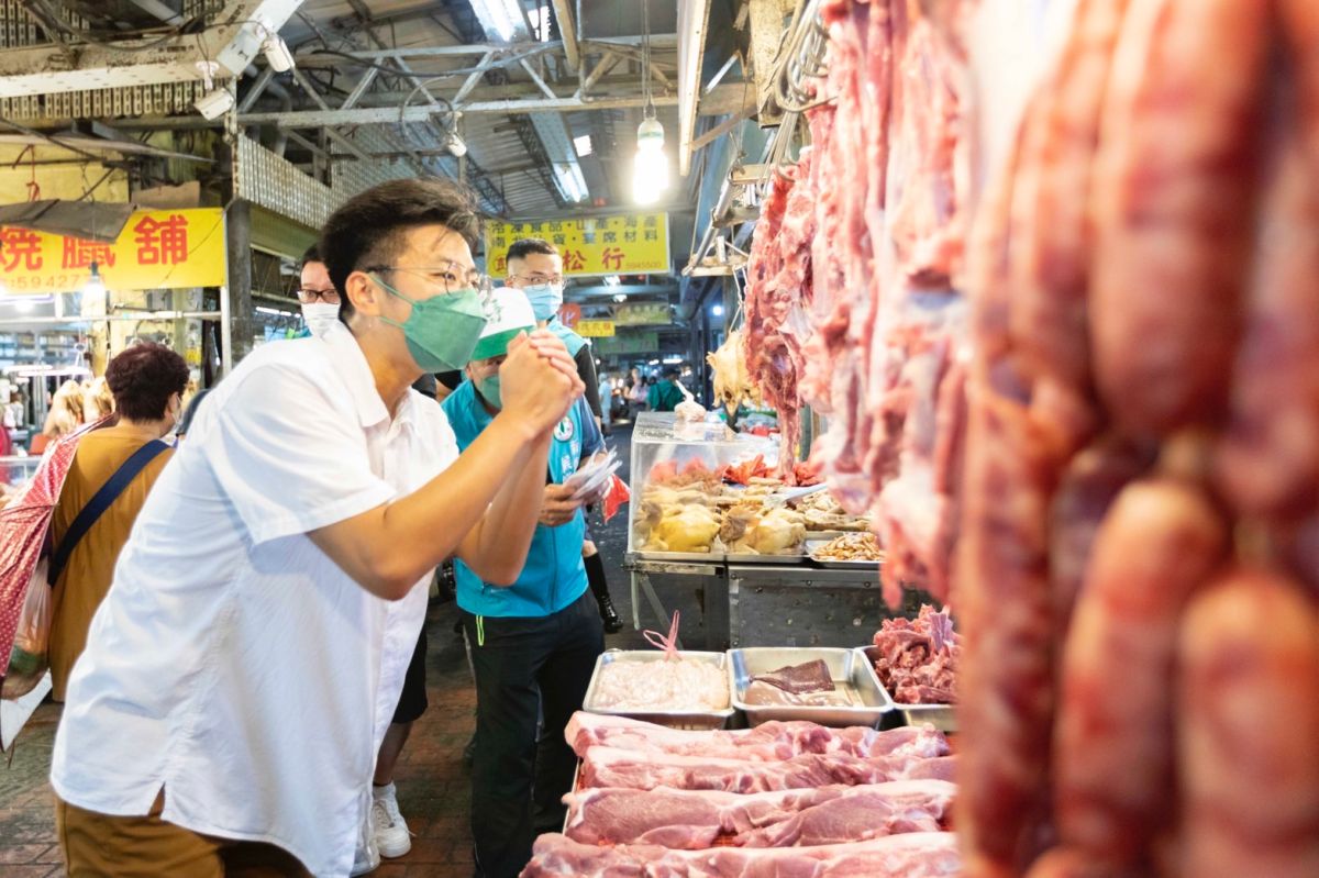 ▲不懼風雨，民進黨新竹縣長候選人周江杰到竹東中央市場拜票。（圖/周江杰辦公室提供）