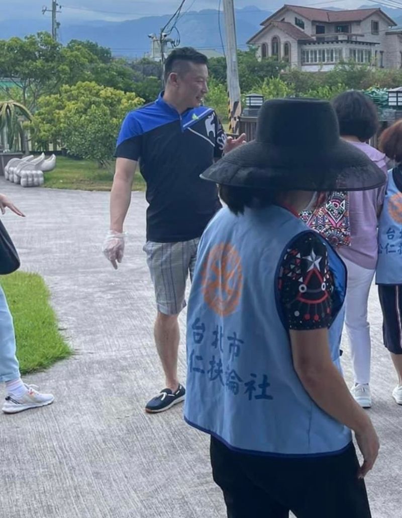▲林煒在公益活動上也和大家打成一片。（圖／翻攝自劉灼梅臉書）