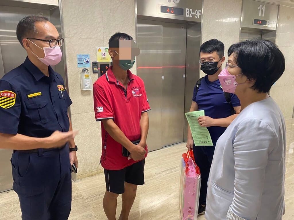 ▲受颱風軒嵐諾影響，彰化縣員林市2日有號誌燈疑被強風吹斷，陳姓機車女騎士被砸傷送醫，目前仍在加護病房治療中。彰化縣長王惠美（右）第一時間得知訊息後，隨即前往彰基醫院慰問探視傷者及家屬，並致贈慰問金。（圖／中央社）