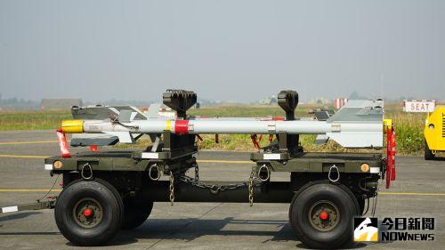 經國號戰機攜帶的AIM-9P4響尾蛇飛彈 ▲空軍台南基地1聯隊經國號戰機使用AIM-9P4響尾蛇飛彈。(資料照/記者呂炯昌攝)