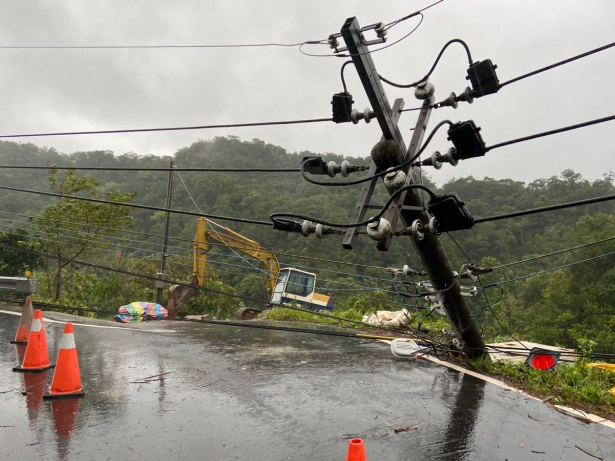 ▲軒嵐諾擦邊而過，造成新北市平溪電線桿倒塌。（圖／翻攝畫面）